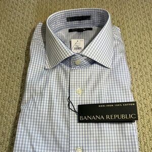 Banana Republic Men’s Non-Iron 100% Cotton button down shirt.